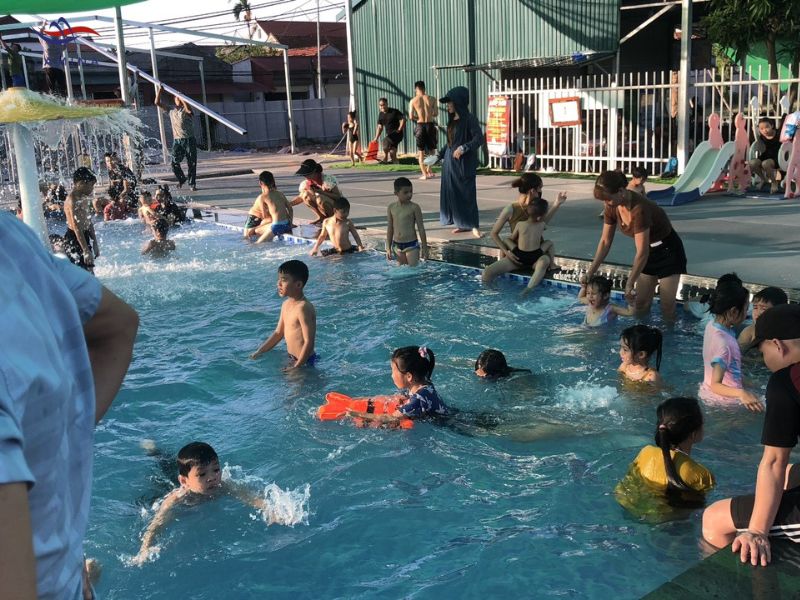 Bể bơi tại các khu vui chơi luôn thu hút sự tham gia của đông đảo trẻ em
