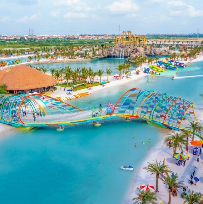 Bể bơi tại VinWonders Water Park phía Đông Hà Nội