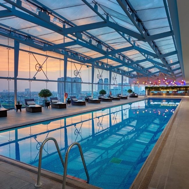 Bể bơi tại khách sạn JW Marriott