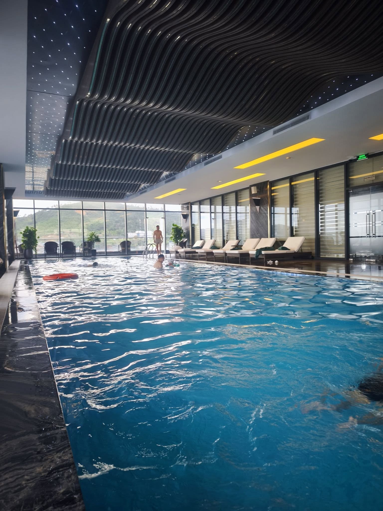Bể bơi khách sạn Delasea 