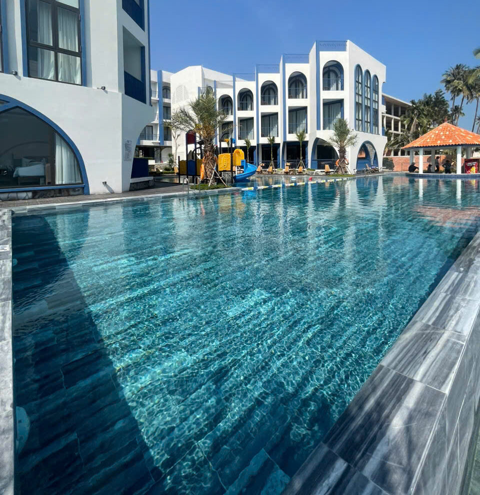 Bể bơi tại khu nghỉ dưỡng ven biển Phan Thiết và Đà Nẵng (Lamina là đơn vị cung cấp thiết bị và giám sát kỹ thuật)