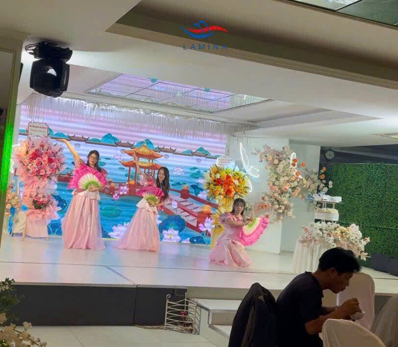 Tiết mục múa đặc sắc được trình bày bởi những bông hoa xinh đẹp Lamina