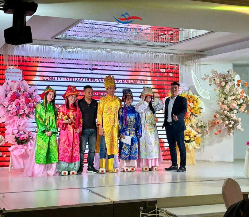 Những nhân viên Lamina hóa thân thành các Táo trong buổi chầu